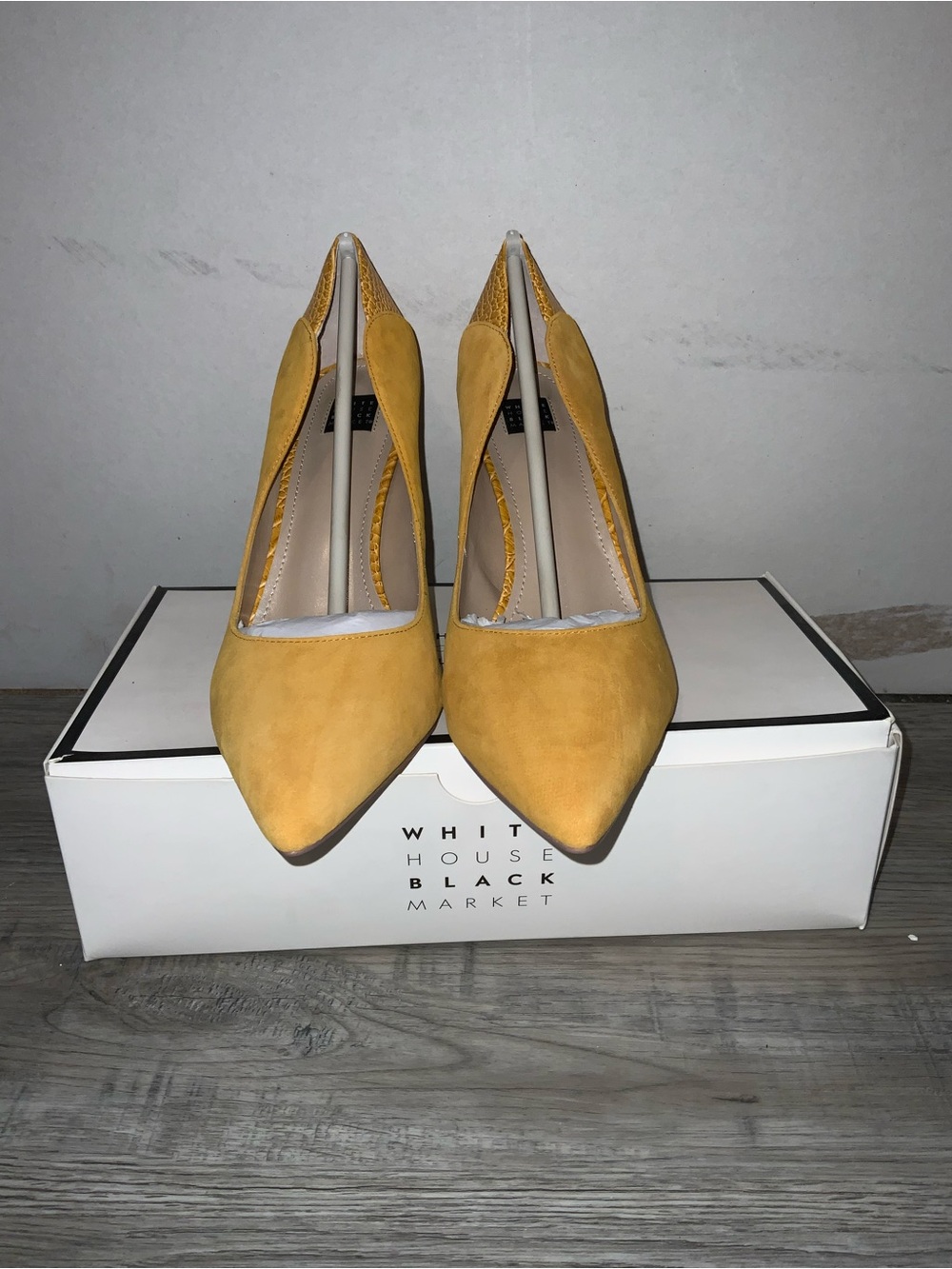 NWT White House Black Market Mustard Yellow Crocodile Heels - Picture 2 of 7